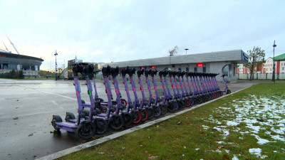 Кикшеринговые компании Петербурга временно приостанавливают самокаты во время непогоды