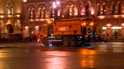 Более 700 единиц техники и 300 дворников чистили петербургские улицы от снега минувшей ночью