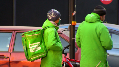 В Петербурге вступили в силу ограничения для курьеров-мигрантов