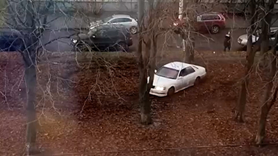 Водителю из Томска грозит уголовное дело за дрифт во дворе Петербурга на незарегистрированной Toyota