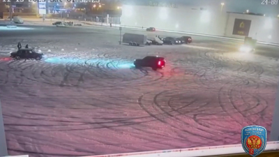 В Петербурге по камерам нашли дрифтеров, устроивших шоу на стоянке у ТЦ