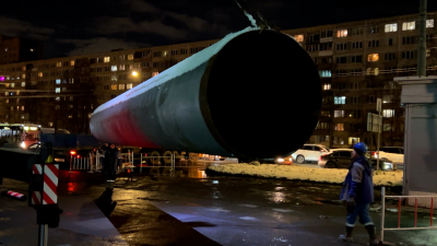 На проспекте Большевиков демонтировали дефектный участок теплопровода