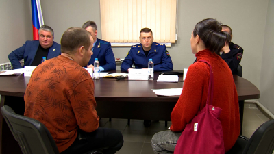 Освещение, безопасность и блокадный статус: с чем петербуржцы обратились к прокурору