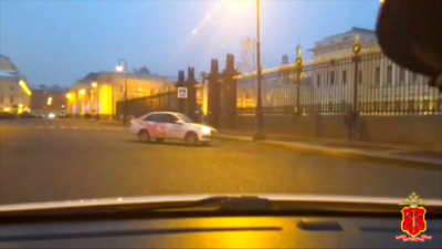 Появились кадры погони за водителем-курьером в центре Петербурга