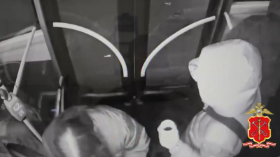 Задержаны подростки, разбившие стекло автобуса на Богатырском проспекте