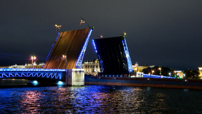 Невские мосты завершают навигацию