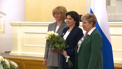 125 учителей, воспитателей, работников культуры и директоров школ получили награды в Смольном