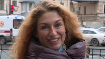 Музыкант Елена Тальковская поздравила метро Петербурга с юбилеем