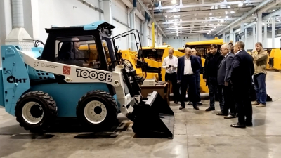 Холдинг «Высокоточные комплексы» Ростеха создал для Петербурга электрический мини-погрузчик АНТ1000Е