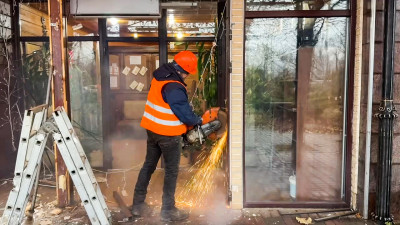 В Купчино от незаконной торговли освободят 400-метровый земельный участок для развития НИИ имени Джанелидзе