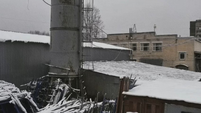 В Петербурге очищают от незаконных складов участок на улице Шелгунова