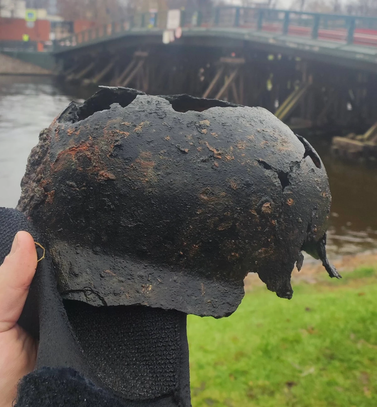 На дне Невы у Петропавловской крепости нашли немецкую каску - tvspb.ru