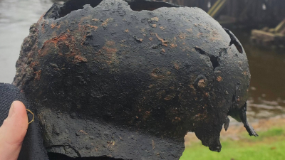 На дне Невы у Петропавловской крепости нашли немецкую каску