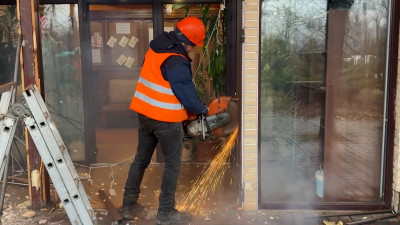 В Фрунзенском районе второй день сносят незаконный павильон