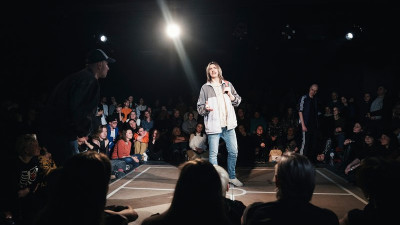 Петербургский театр покажет рейв-спектакль «КВАДРАТ» в Новосибирске