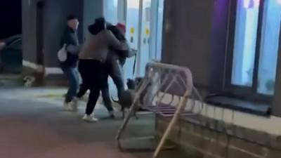 На Парашютной улице мужчина натравил пса на семейную пару