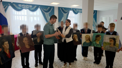 Школа № 376 получила необычный подарок — картины, изъятые на таможне при попытке вывоза в Китай