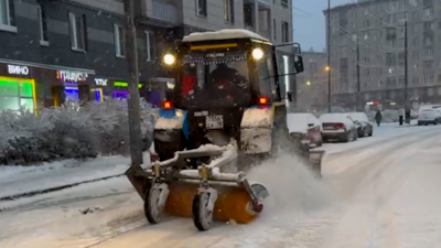 Как 600 единиц техники и 3,6 тыс. дворников справляются с последствиями снегопада в Петербурге