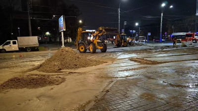 На Светлановской площади прорвало трубу с холодной водой: «Водоканал» устраняет последствия