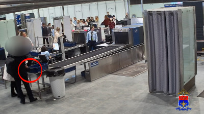 В Пулково мужчина украл чужие часы