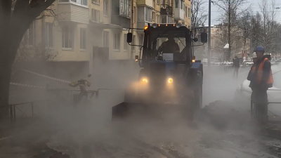 Авария в Московском районе: на Бассейной улице устраняют прорыв теплотрассы