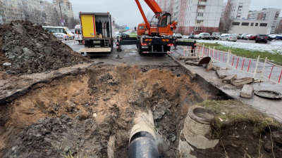Специалисты «Теплосети» заменили теплопровод на пр. Большевиков, 30/1, на два часа раньше нормативного срока