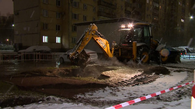 17 домов временно отключили от отопления из-за прорыва трубы на улице Маршала Казакова