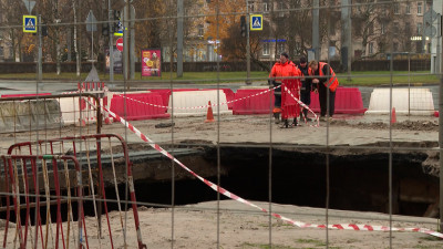 На проспекте Энгельса круглосуточно работают 7 аварийных бригад «Водоканала»