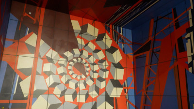 Вестибюль станции метро «Путиловская» украсили декоративными панно