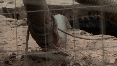 Сотрудники «Водоканала» устраняют последствия провала грунта на Энгельса: проспект перекрыт