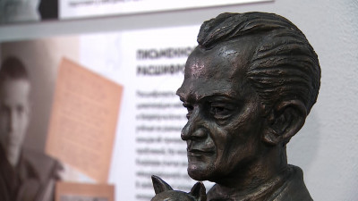 В школе № 490 установили бюст ученого Юрия Кнорозова