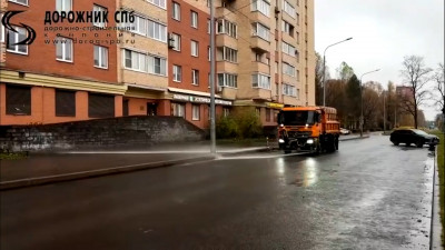 В комитете по благоустройству Петербурга объяснили, зачем улицы моют во время дождя