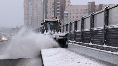 Усиленный режим работы и непрерывный мониторинг: как коммунальщики в Петербурге справляются со снегопадом