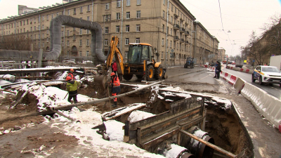 Реконструкция Полюстровской тепломагистрали: энергетики укладывают под землю новые теплопроводы в специальных стальных футлярах