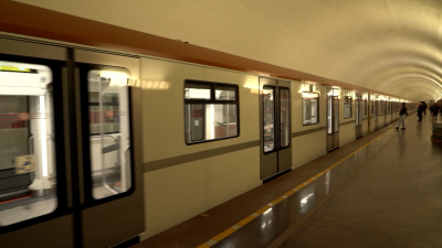 Кирилл Поляков: Новый состав «Балтиец» в коричневой ливрее запущен на «красную» линию Петербургского метро