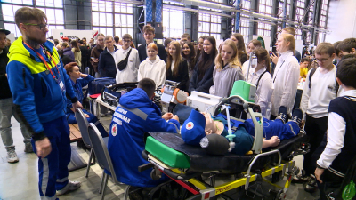 Старшеклассники Северной столицы примерили профессии космонавта, кондитера и инженера на форуме «Компетенции будущего»