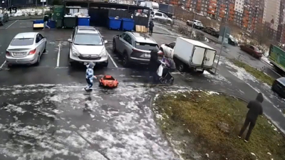 Неизвестный мужчина разбрасывает отравленную колбасу в Лавриках: кадры и опасность для собак