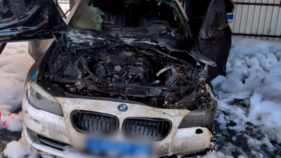 Подросток поджег полицейский автомобиль на петербургской парковке