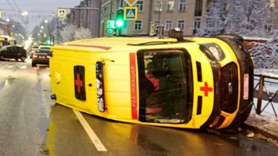 В результате ДТП в Колпино пострадали двое сотрудников скорой помощи