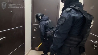 ФСБ задержала группу мигрантов за серию нападений и вымогательств у петербуржцев