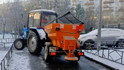 Улицы и дворы Петербурга до снегопада обработали для предотвращения наледи