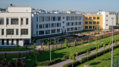 В Московском районе заработала новая школа с бассейном и спорткластером