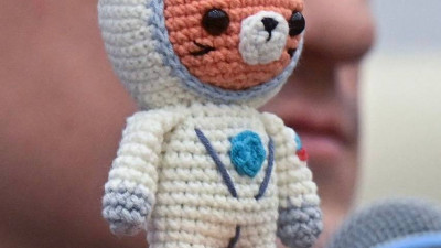 К космонавтам на МКС присоединятся игрушечный кот Гизмо и вязаный астронавт