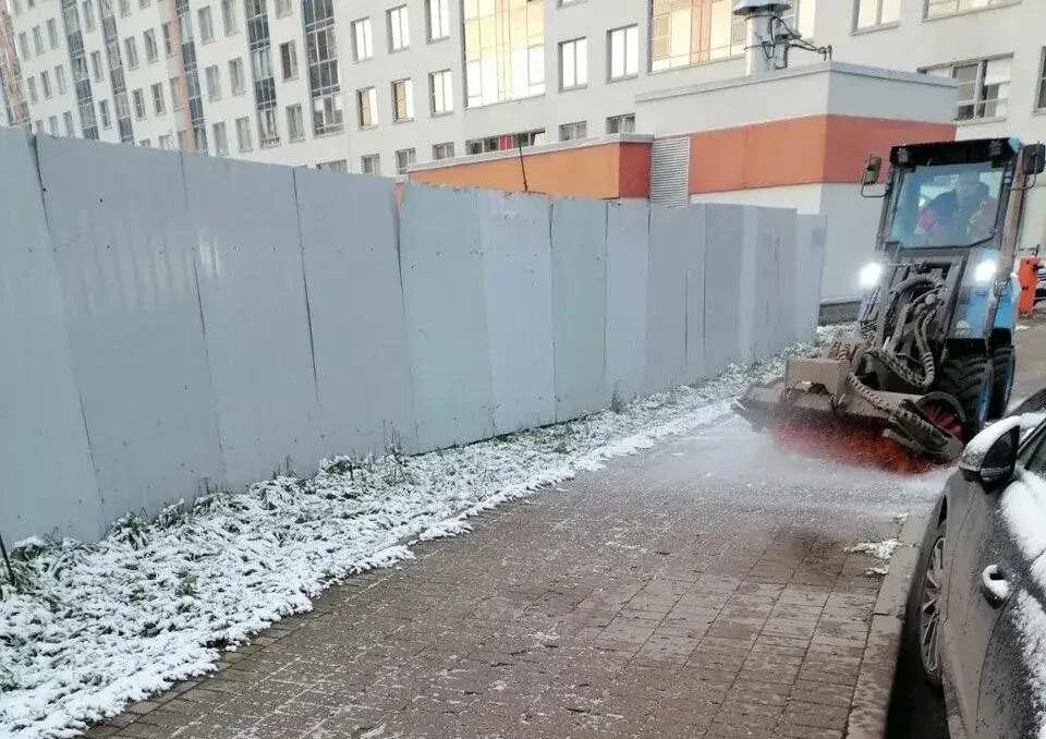 Дворы Петербурга обрабатывают средствами против льда - tvspb.ru