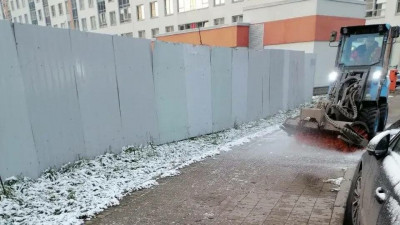 Дворы Петербурга обрабатывают средствами против льда