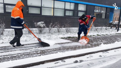 В Невском районе коммунальщики чистят от снега тротуары у соцучреждений
