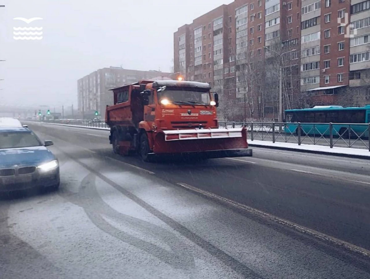 64 спецмашины убирают от снега дороги Приморского района - tvspb.ru
