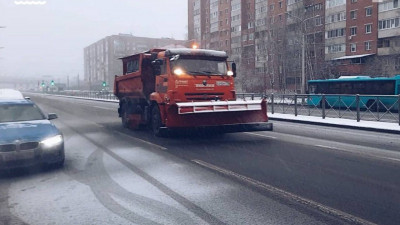 64 спецмашины убирают от снега дороги Приморского района