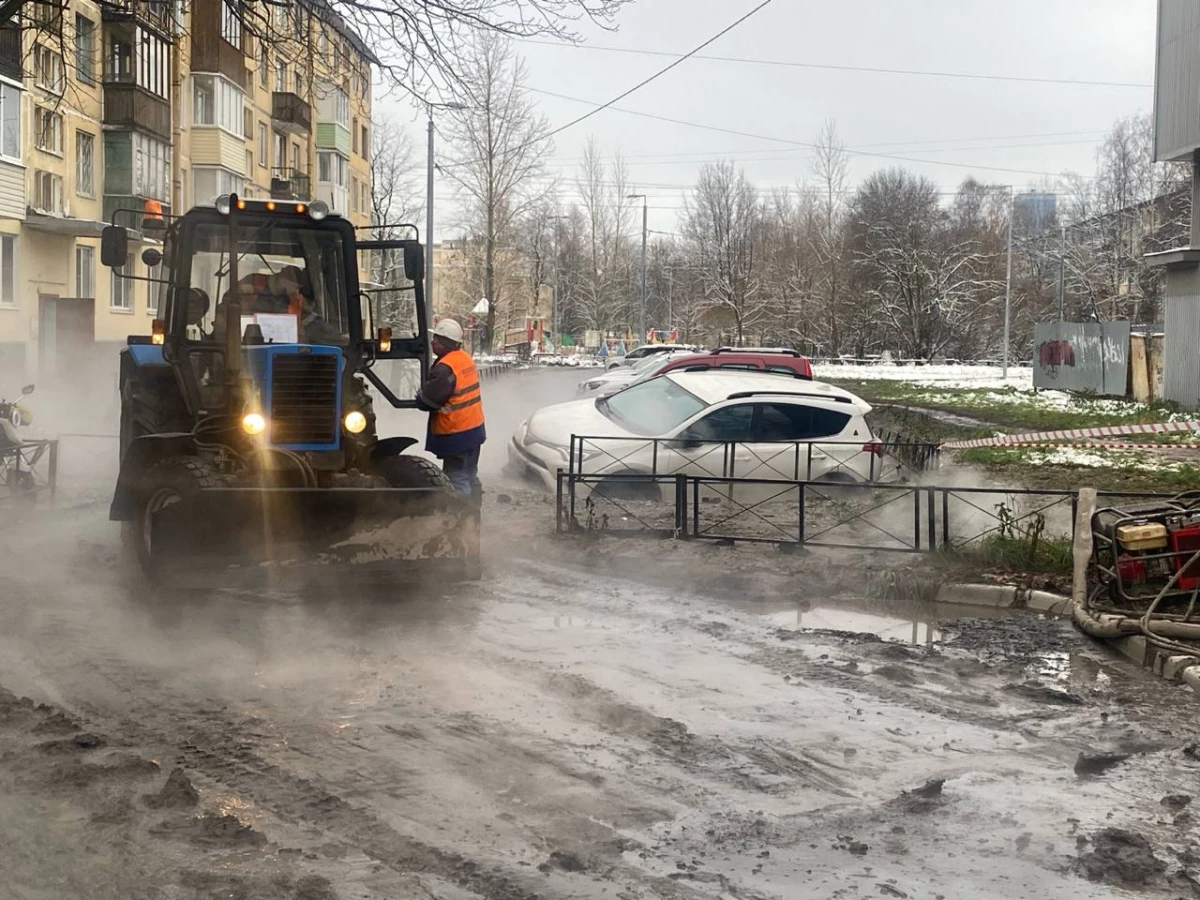Под машинами обвалился грунт: правоохранители начали проверку в связи с прорывом трубы на Бассейной - tvspb.ru