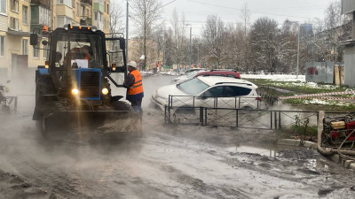 Под машинами обвалился грунт: правоохранители начали проверку в связи с прорывом трубы на Бассейной